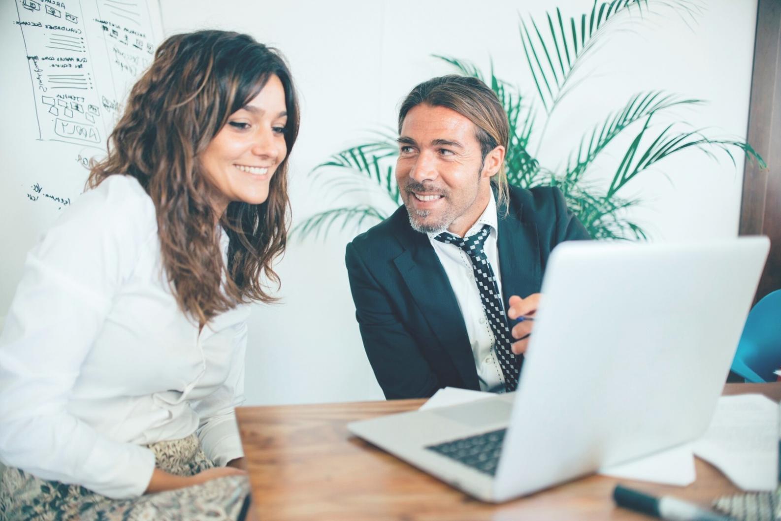 Konzentrierte Arbeit an Finanzplanung und Investitionsstrategie